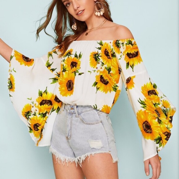 Thegreyhangerr Tops - HP🎉 Sunflower Bell Sleeve Blouse